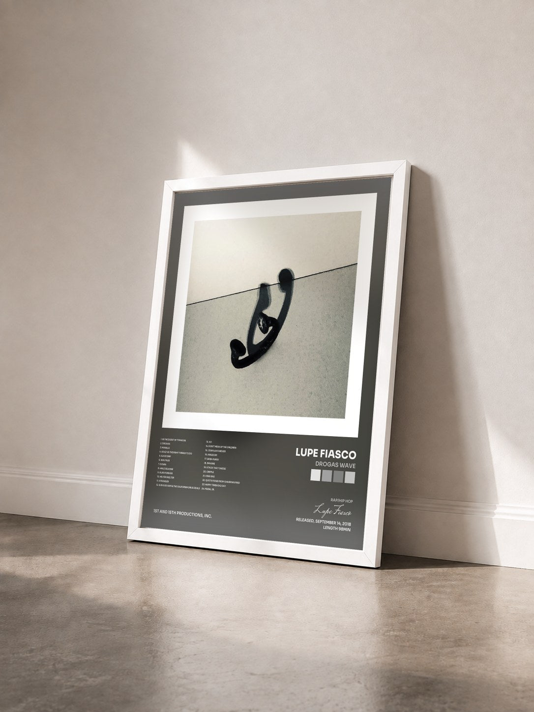 #blanc Tableau de l'album DROGAS WAVE de Lupe Fiasco vu de trois quarts, cadre blanc