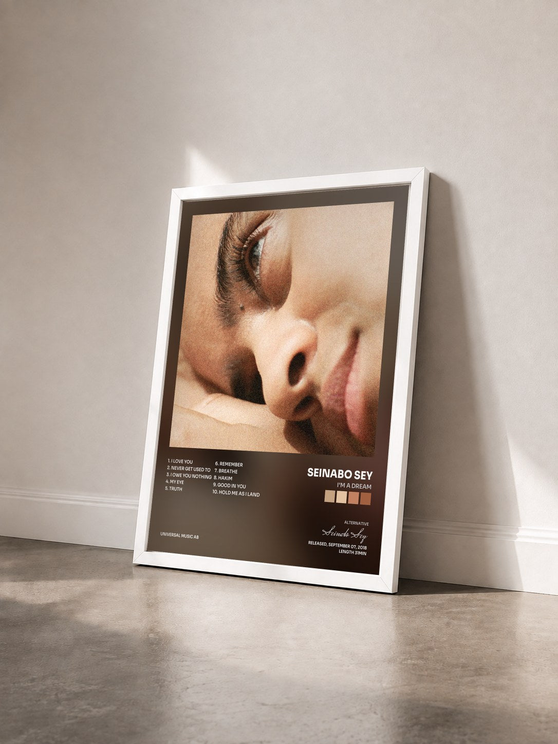 #blanc Tableau de l'album I'm A Dream de Seinabo Sey vu de trois quarts, cadre blanc