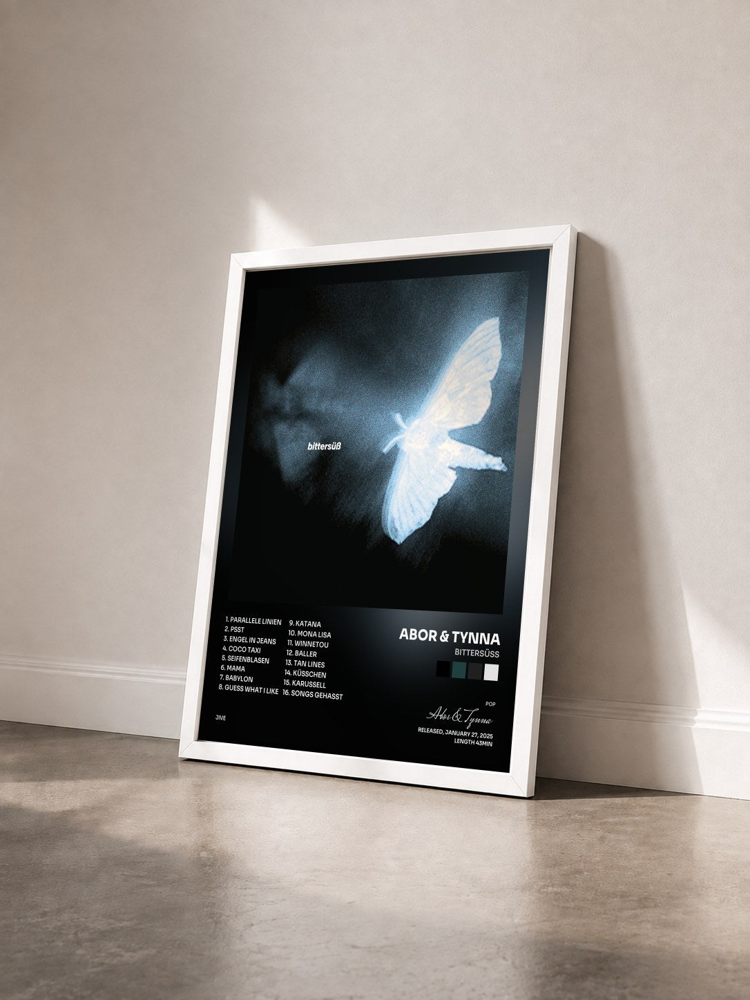 #blanc Tableau de l'album Bittersüß de Abor & Tynna vu de trois quarts, cadre blanc
