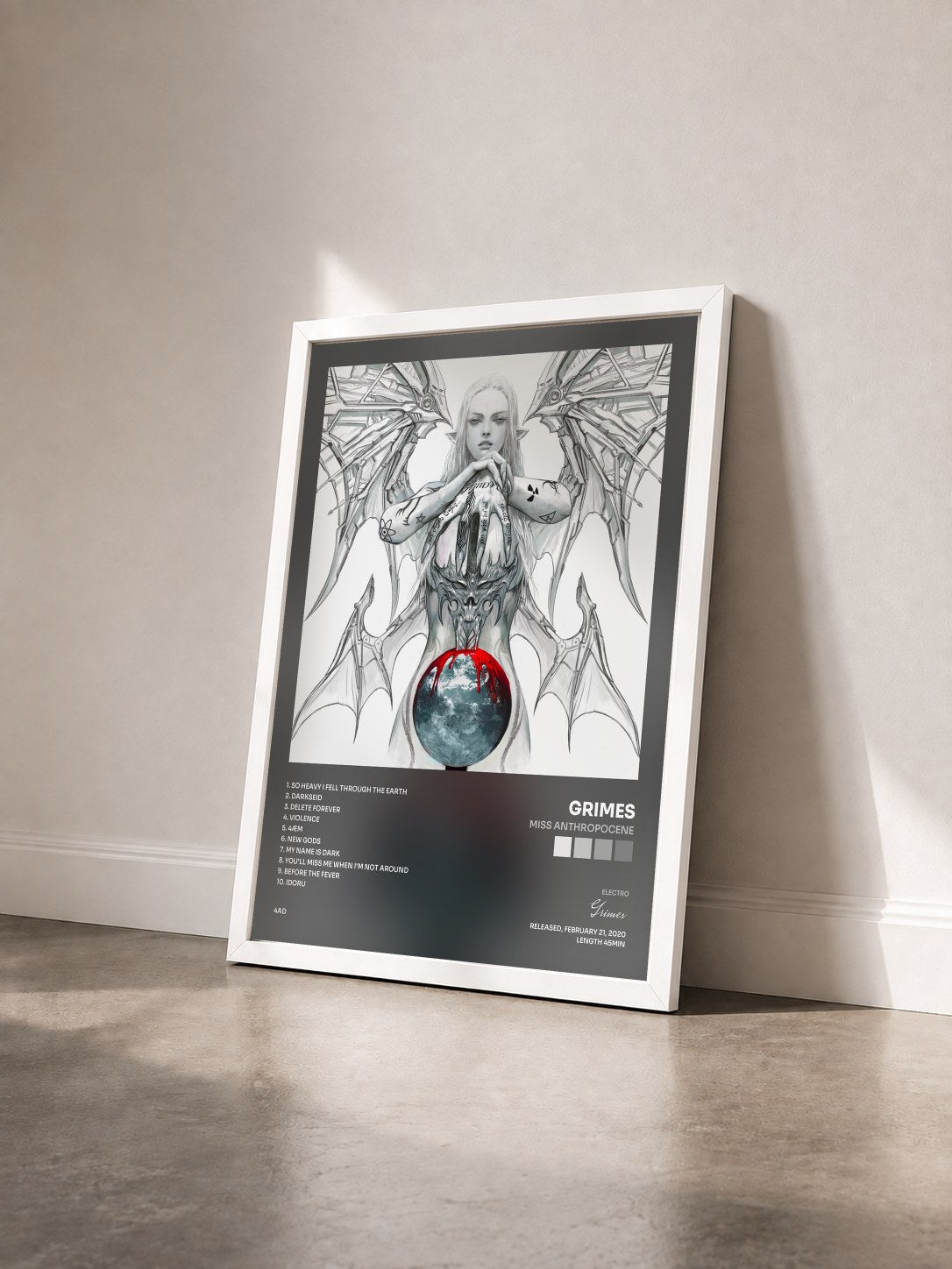 #blanc Tableau de l'album Miss Anthropocene de Grimes vu de trois quarts, cadre blanc
