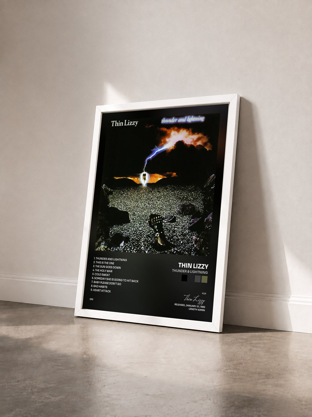 #blanc Tableau de l'album Thunder & Lightning de Thin Lizzy vu de trois quarts, cadre blanc