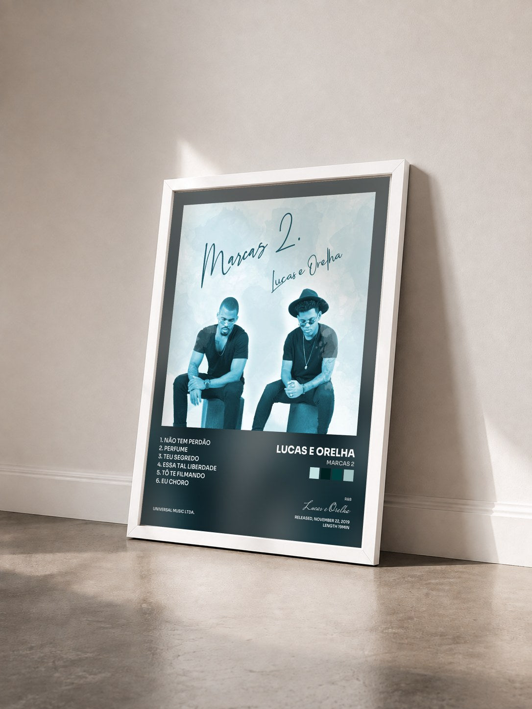 #blanc Tableau de l'album Marcas 2 de Lucas e Orelha vu de trois quarts, cadre blanc