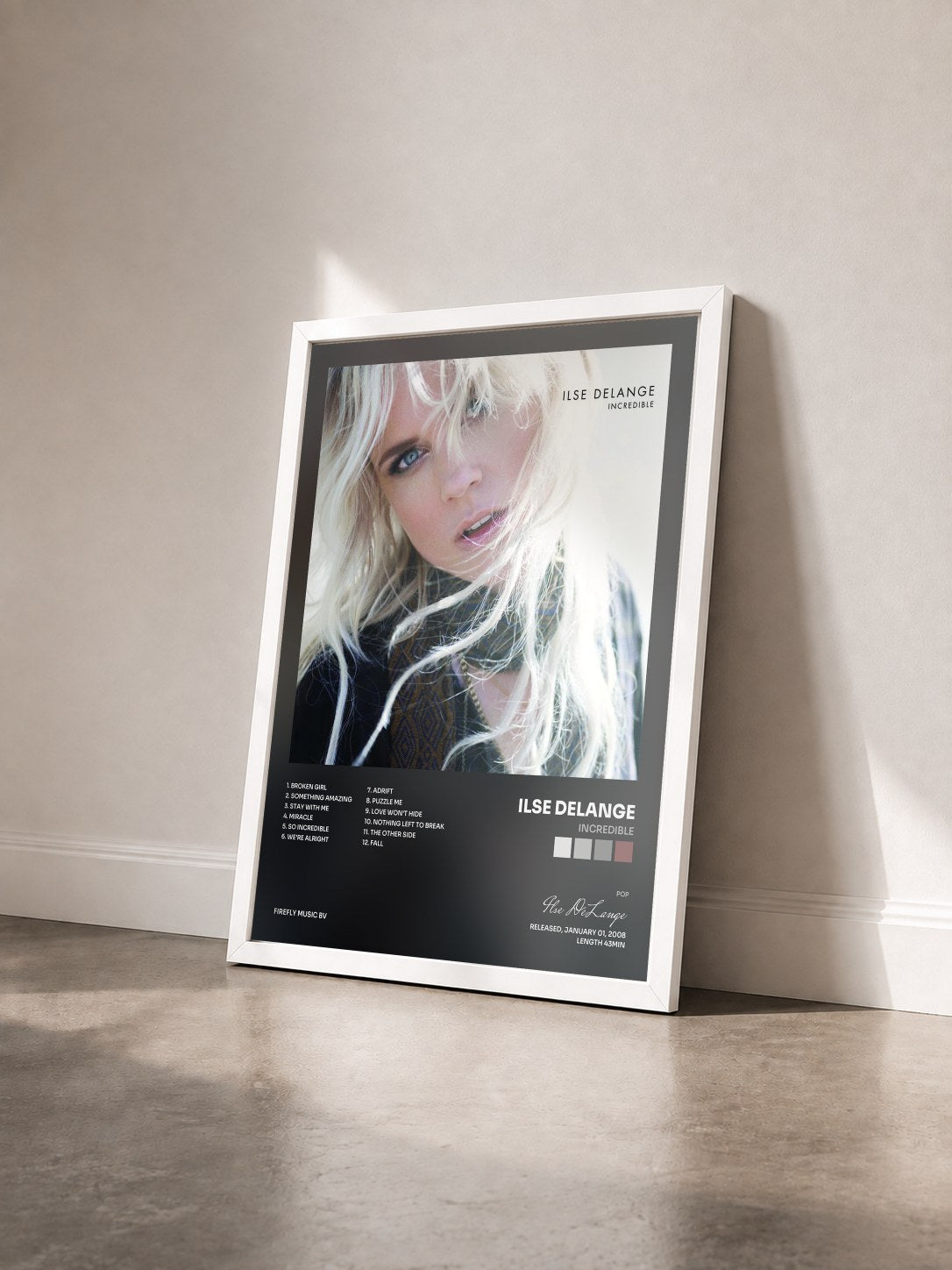 #blanc Tableau de l'album Incredible de Ilse DeLange vu de trois quarts, cadre blanc