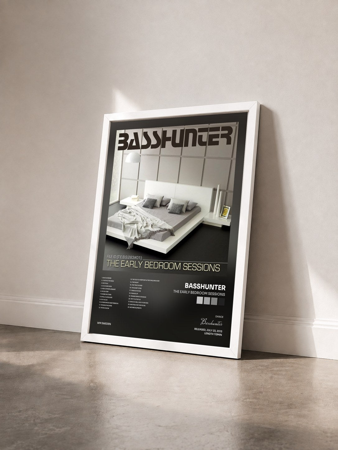 #blanc Tableau de l'album The Early Bedroom Sessions de Basshunter vu de trois quarts, cadre blanc