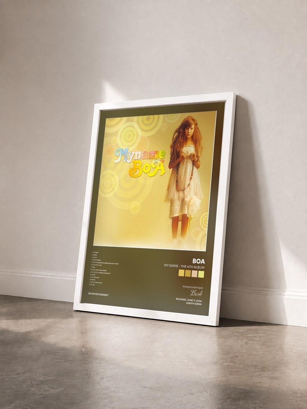 #blanc Tableau de l'album My Name - The 4th Album de BoA vu de trois quarts, cadre blanc