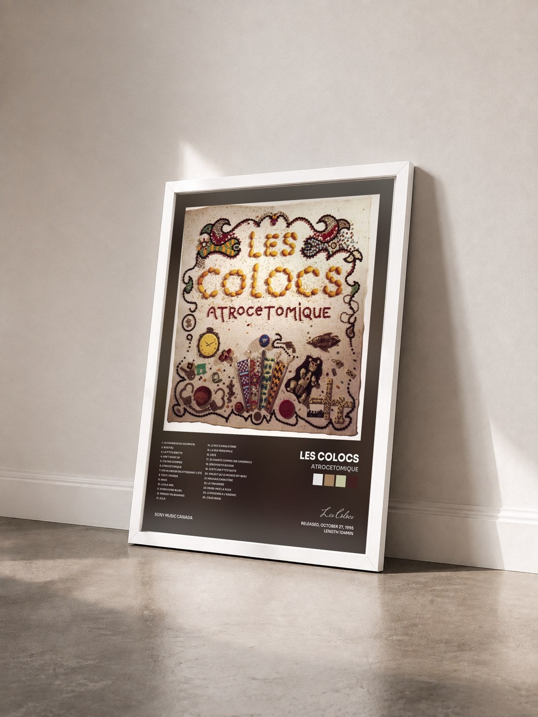 #blanc Tableau de l'album Atrocetomique de Les Colocs vu de trois quarts, cadre blanc