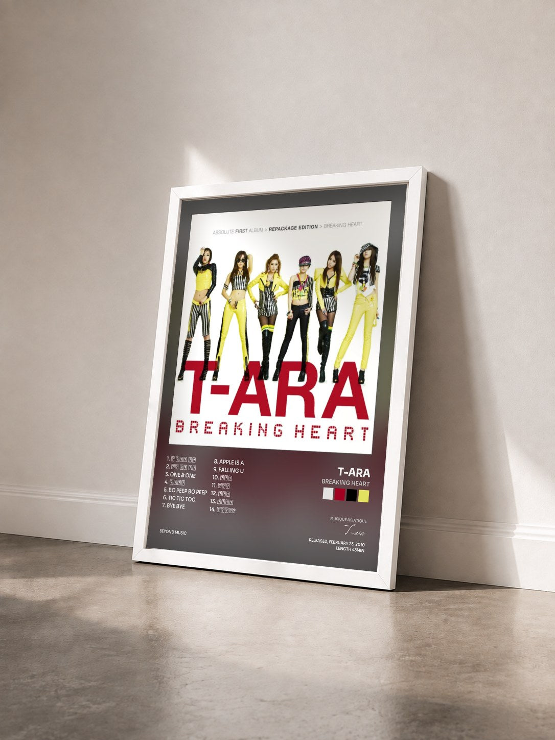 #blanc Tableau de l'album Breaking Heart de T-ara vu de trois quarts, cadre blanc