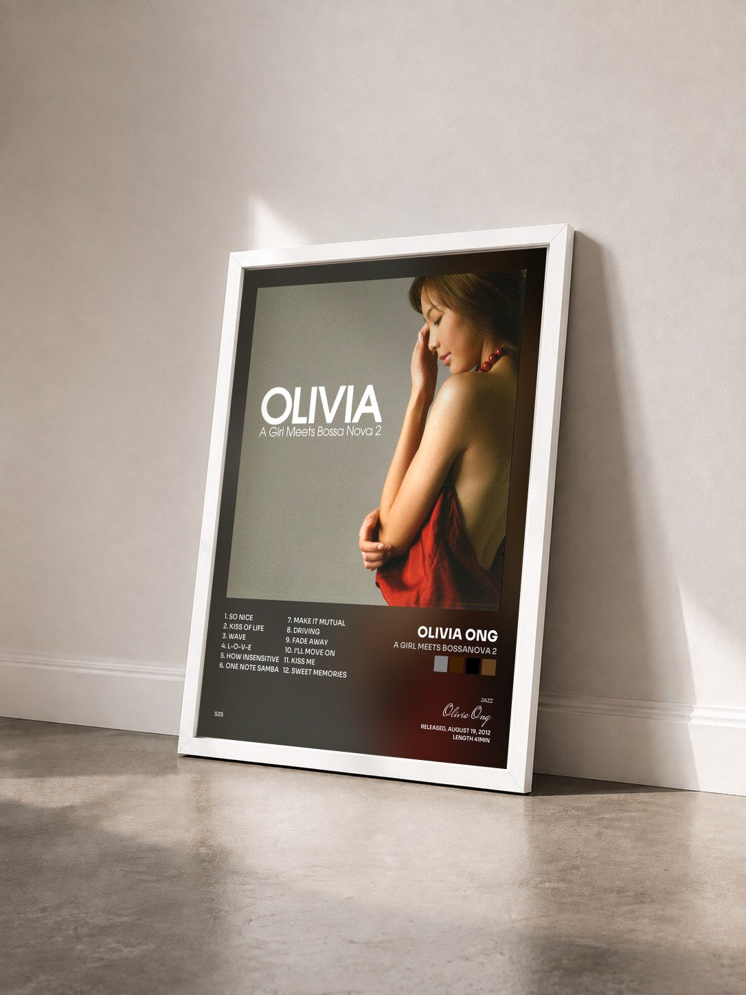 #blanc Tableau de l'album A Girl Meets Bossanova 2 de Olivia Ong vu de trois quarts, cadre blanc