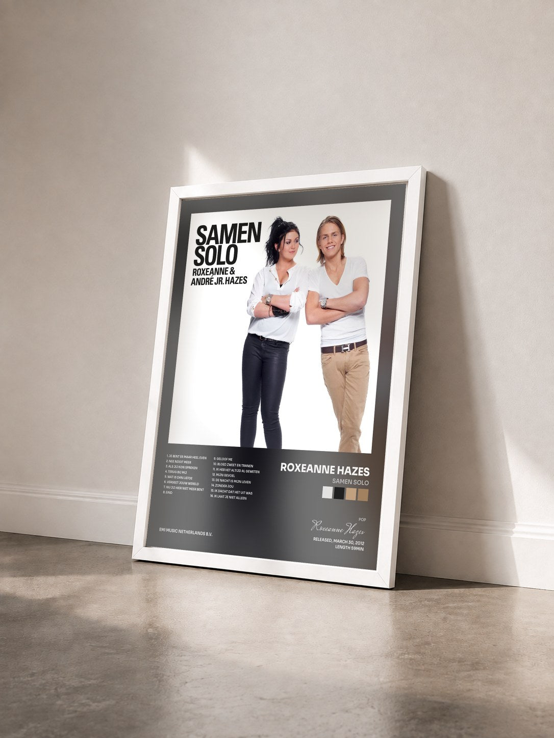 #blanc Tableau de l'album Samen Solo de Roxeanne Hazes vu de trois quarts, cadre blanc