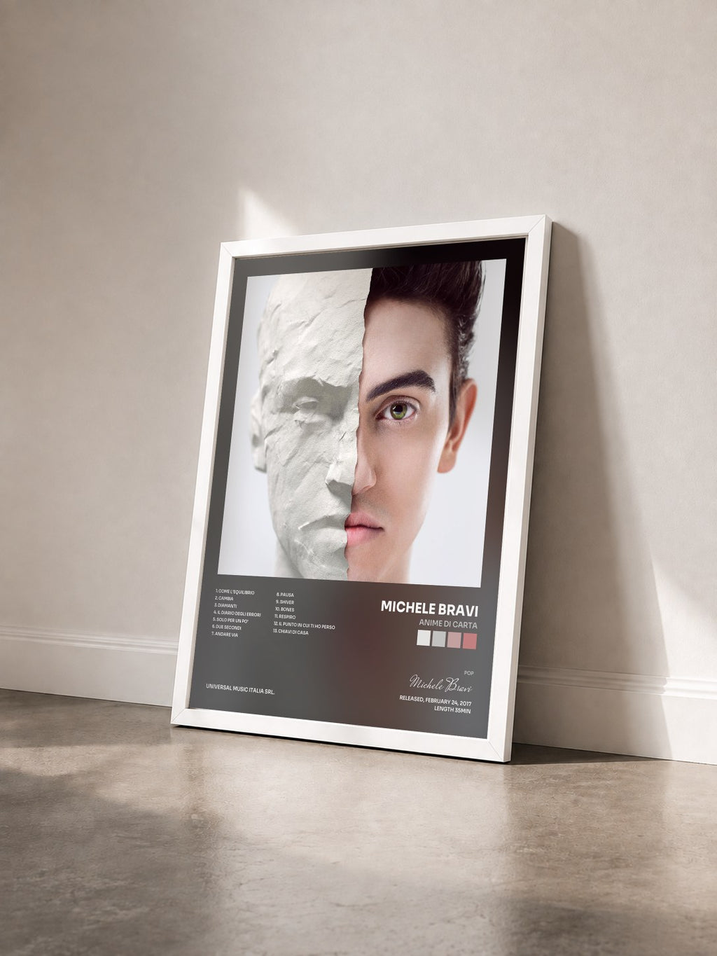 #blanc Tableau de l'album Anime Di Carta de Michele Bravi vu de trois quarts, cadre blanc