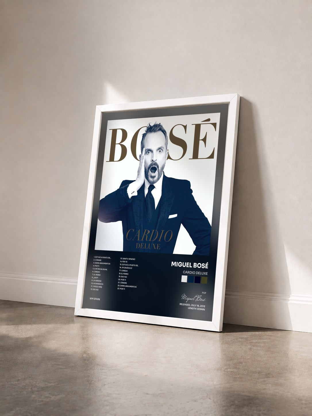 #blanc Tableau de l'album Cardio Deluxe de Miguel Bosé vu de trois quarts, cadre blanc