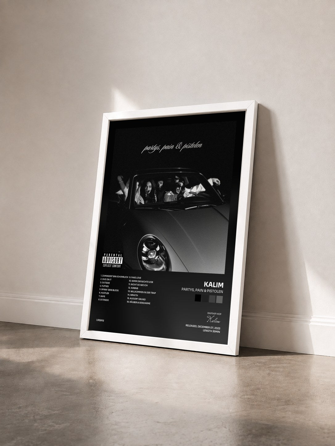 #blanc Tableau de l'album partys, pain & pistolen de Kalim vu de trois quarts, cadre blanc