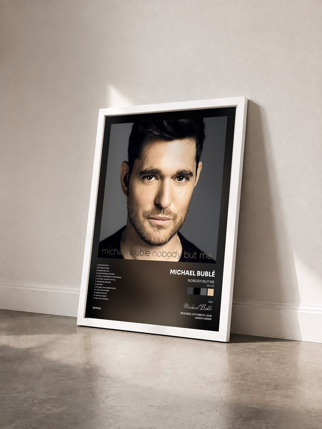 #blanc Tableau de l'album Nobody but Me (Deluxe) de Michael Bublé vu de trois quarts, cadre blanc