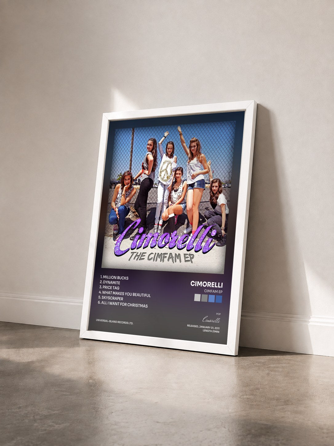 #blanc Tableau de l'album CimFam EP de Cimorelli vu de trois quarts, cadre blanc