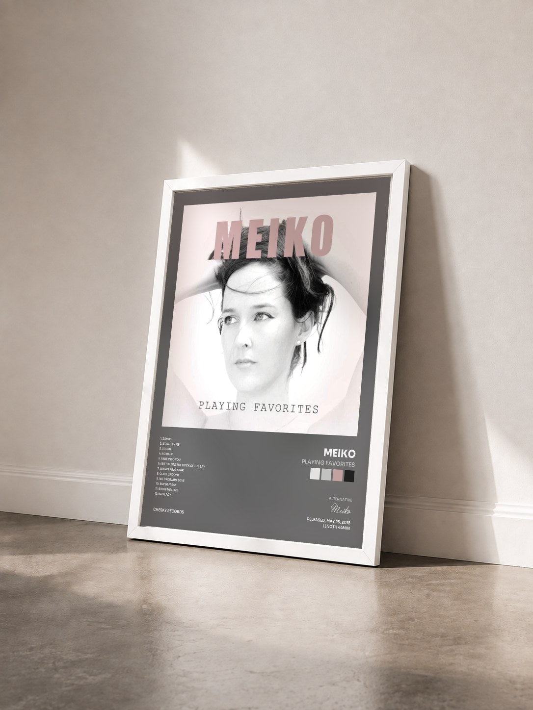 #blanc Tableau de l'album Playing Favorites de Meiko vu de trois quarts, cadre blanc