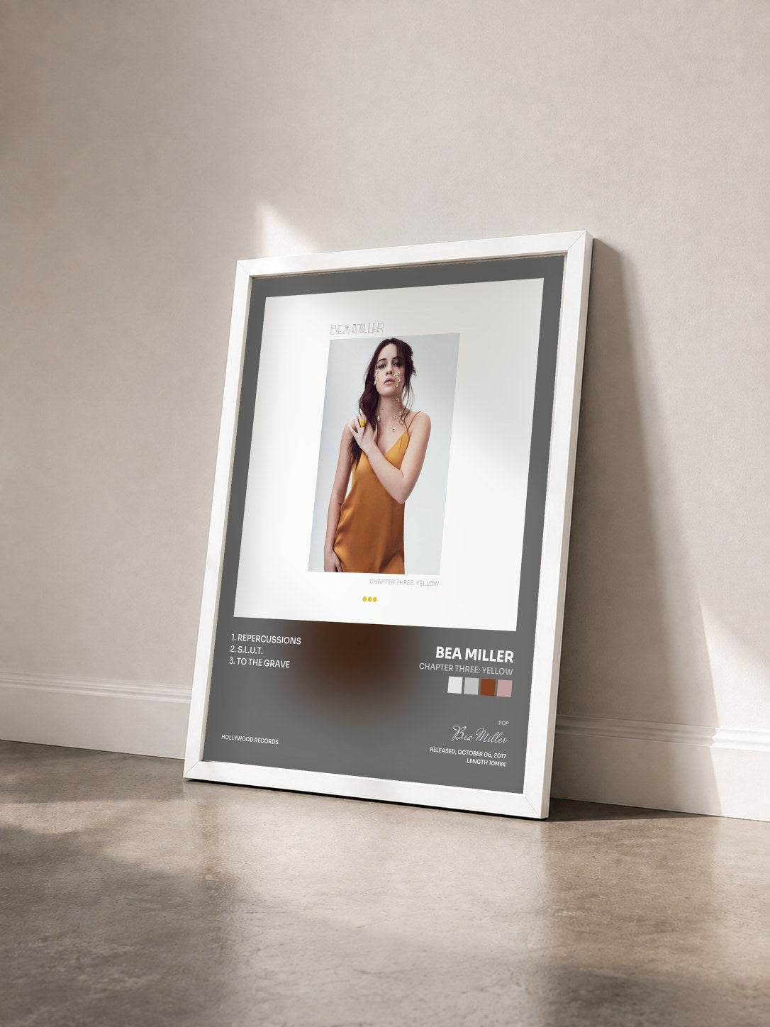 #blanc Tableau de l'album chapter three: yellow de Bea Miller vu de trois quarts, cadre blanc