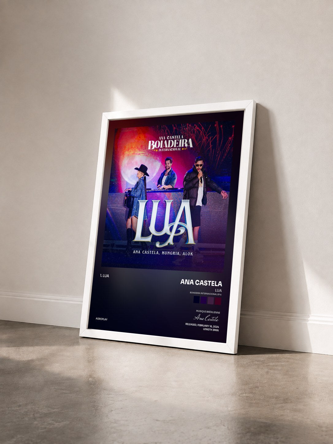 #blanc Tableau de l'album Lua (Boiadeira Internacional EP.4) de Ana Castela vu de trois quarts, cadre blanc