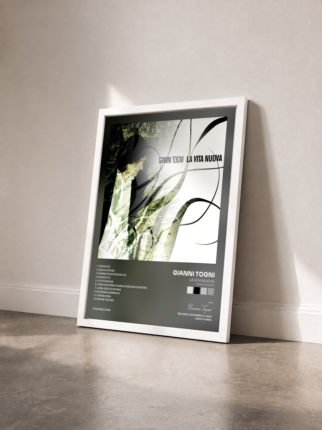 #blanc Tableau de l'album La vita nuova (Booklet Version) de Gianni Togni vu de trois quarts, cadre blanc