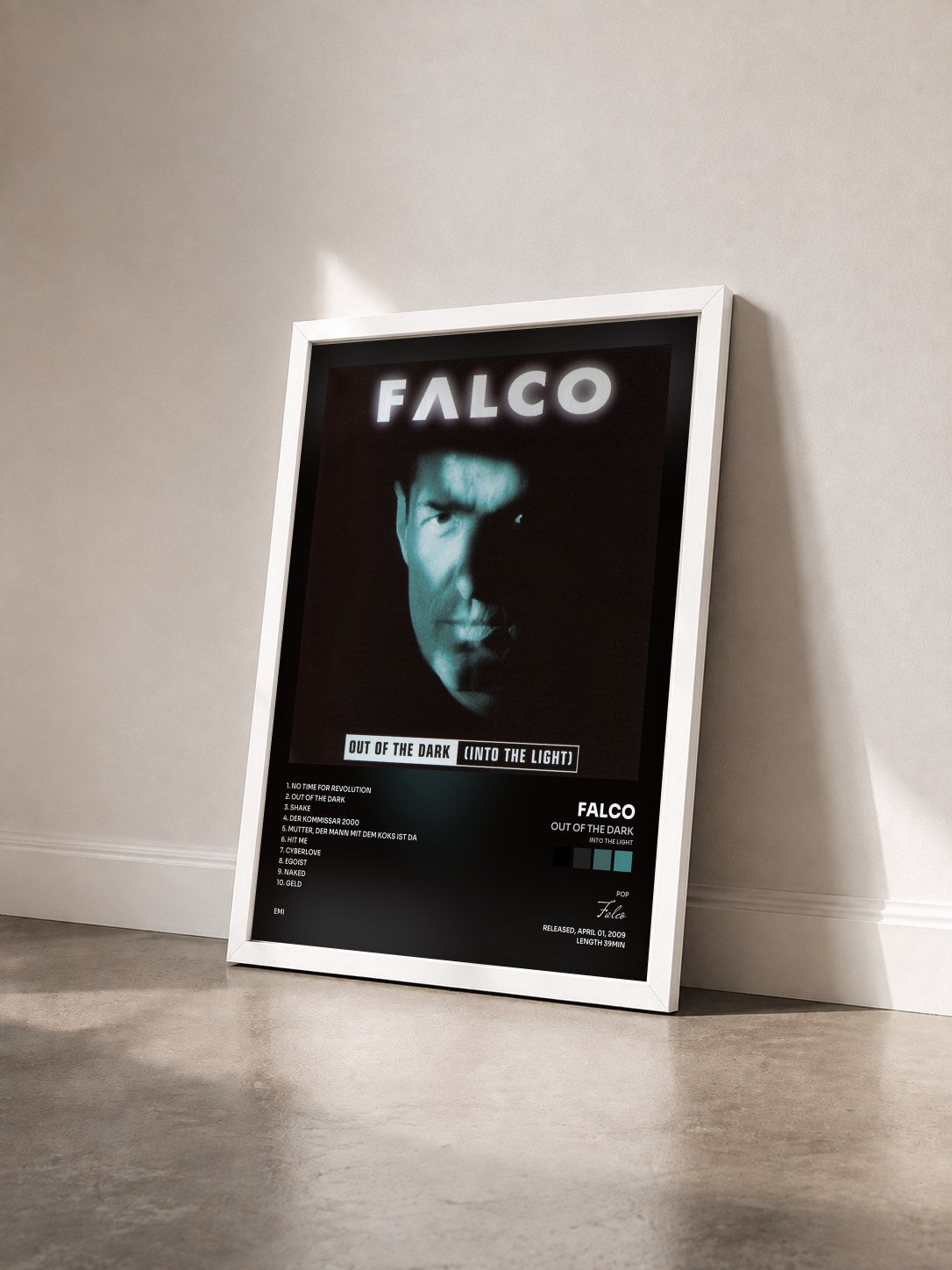 #blanc Tableau de l'album Out Of The Dark (Into The Light) de Falco vu de trois quarts, cadre blanc
