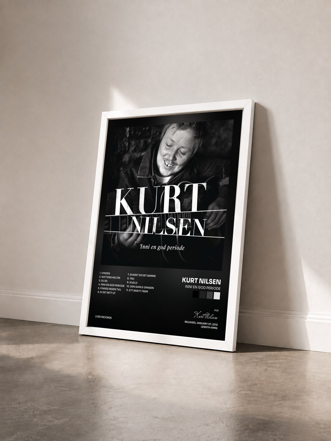 #blanc Tableau de l'album Inni en god periode de Kurt Nilsen vu de trois quarts, cadre blanc