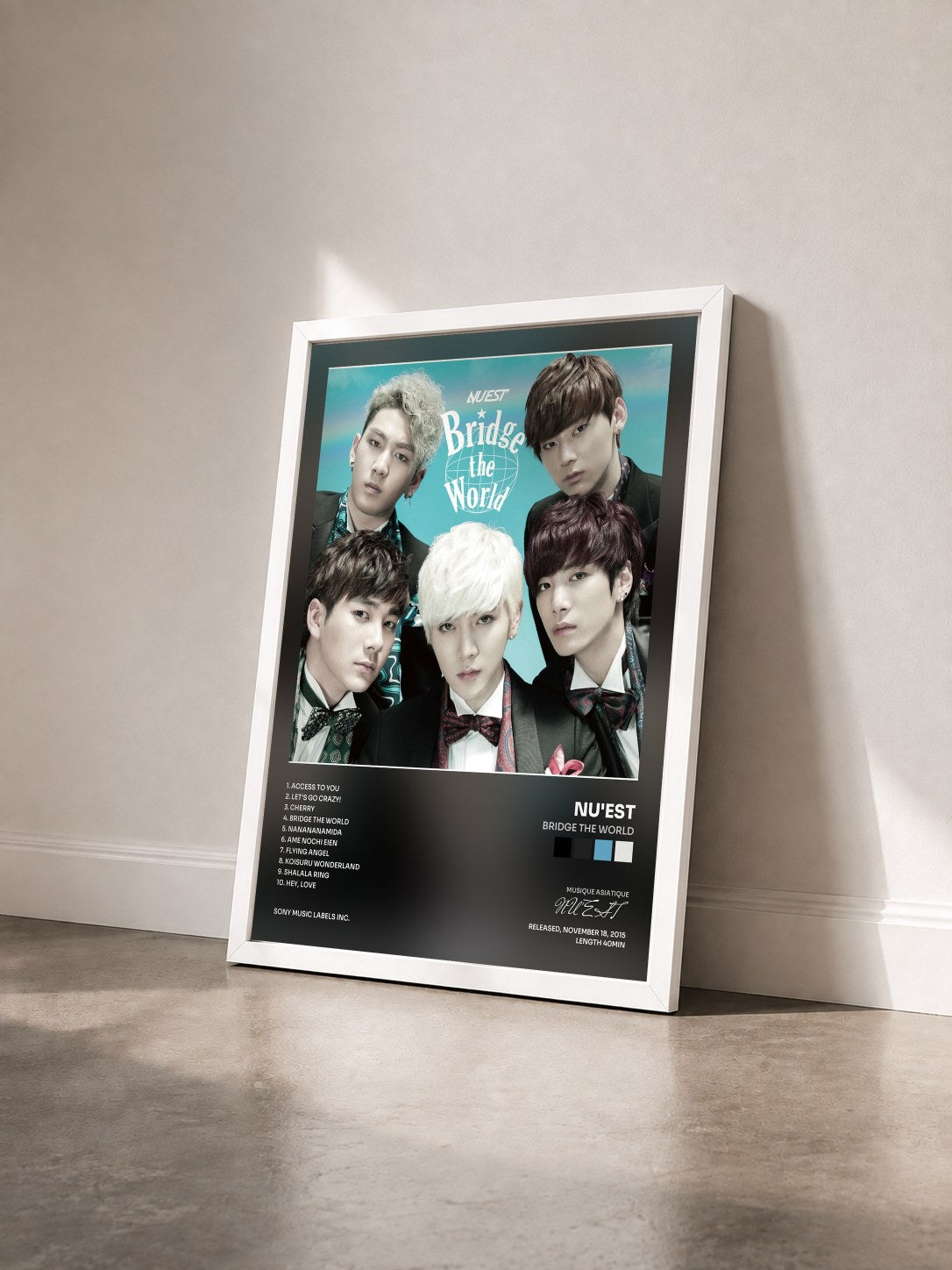 #blanc Tableau de l'album Bridge the World de NU'EST vu de trois quarts, cadre blanc
