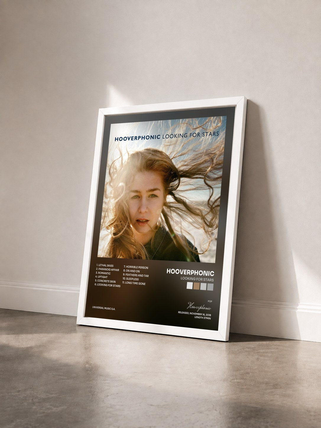#blanc Tableau de l'album Looking For Stars de Hooverphonic vu de trois quarts, cadre blanc