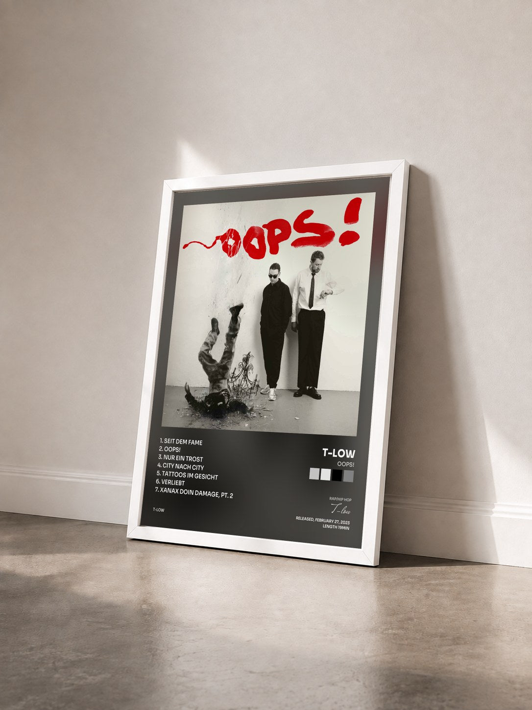 #blanc Tableau de l'album OOPS! de T-low vu de trois quarts, cadre blanc
