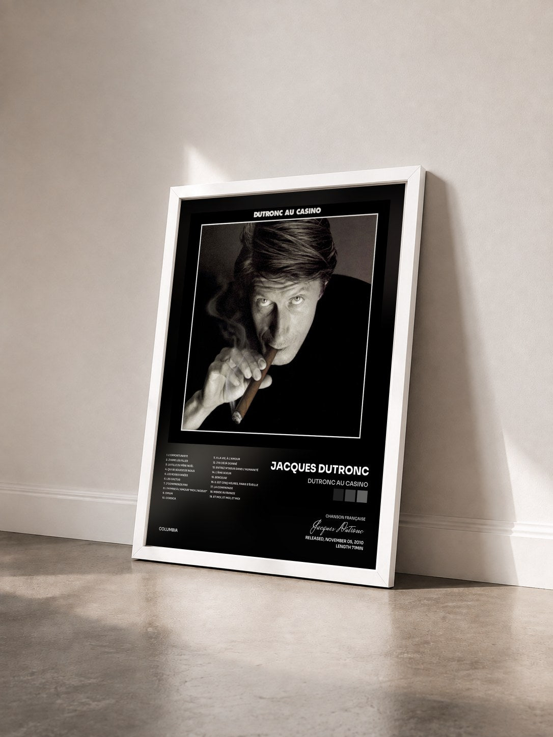 #blanc Tableau de l'album Dutronc au Casino de Jacques Dutronc vu de trois quarts, cadre blanc