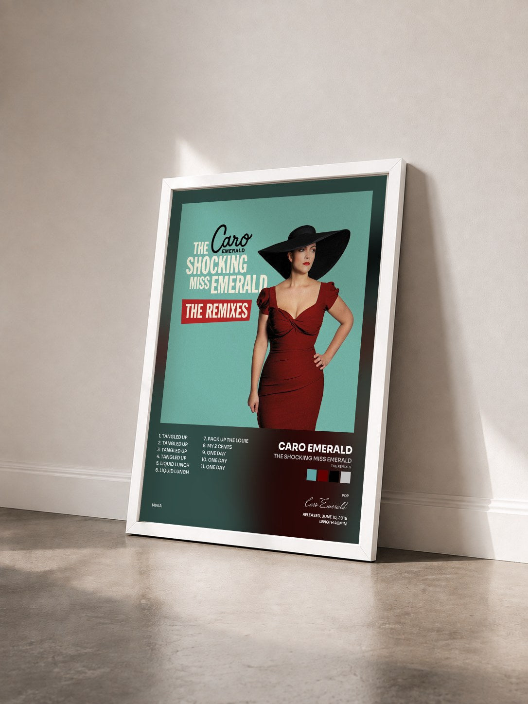 #blanc Tableau de l'album The Shocking Miss Emerald (The Remixes) de Caro Emerald vu de trois quarts, cadre blanc