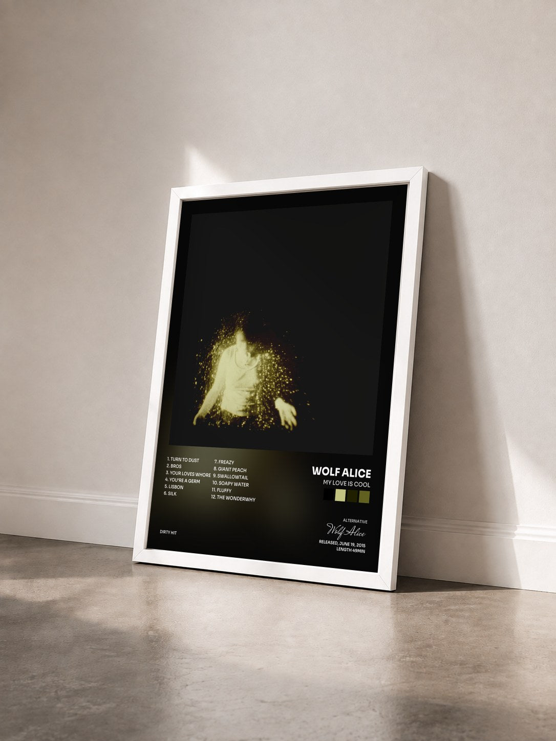 #blanc Tableau de l'album My Love Is Cool de Wolf Alice vu de trois quarts, cadre blanc