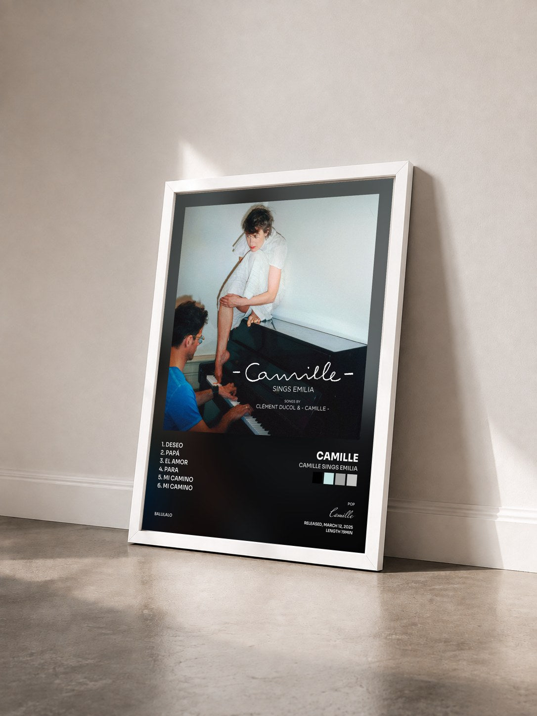 #blanc Tableau de l'album Camille sings Emilia de Camille vu de trois quarts, cadre blanc