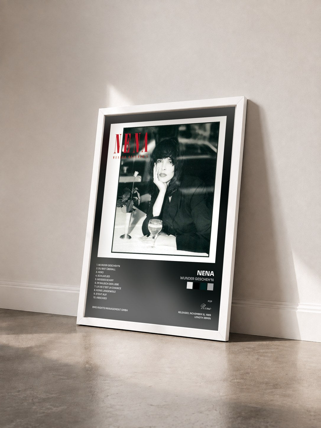 #blanc Tableau de l'album Wunder gescheh'n de Nena vu de trois quarts, cadre blanc