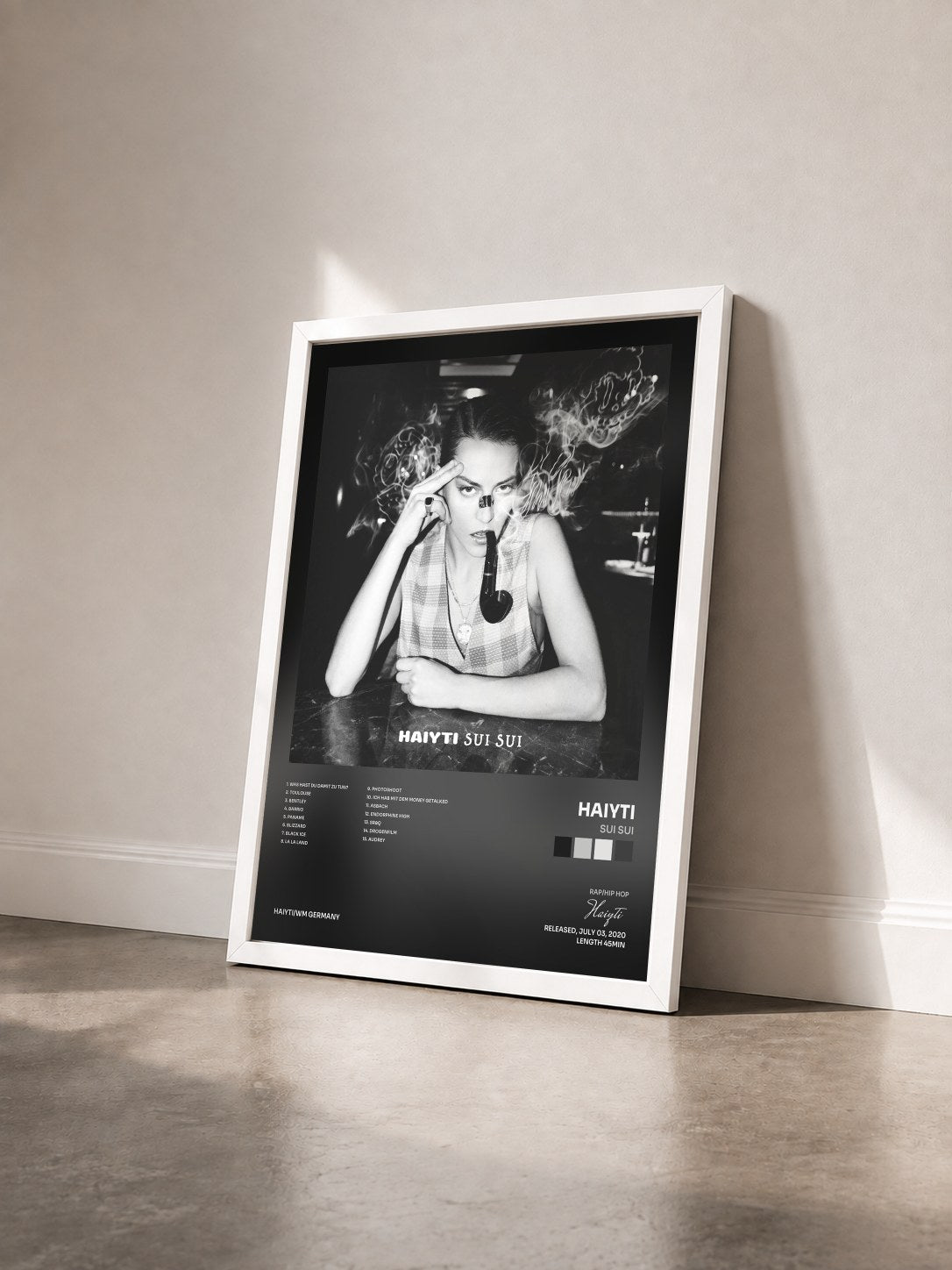 #blanc Tableau de l'album SUI SUI de Haiyti vu de trois quarts, cadre blanc