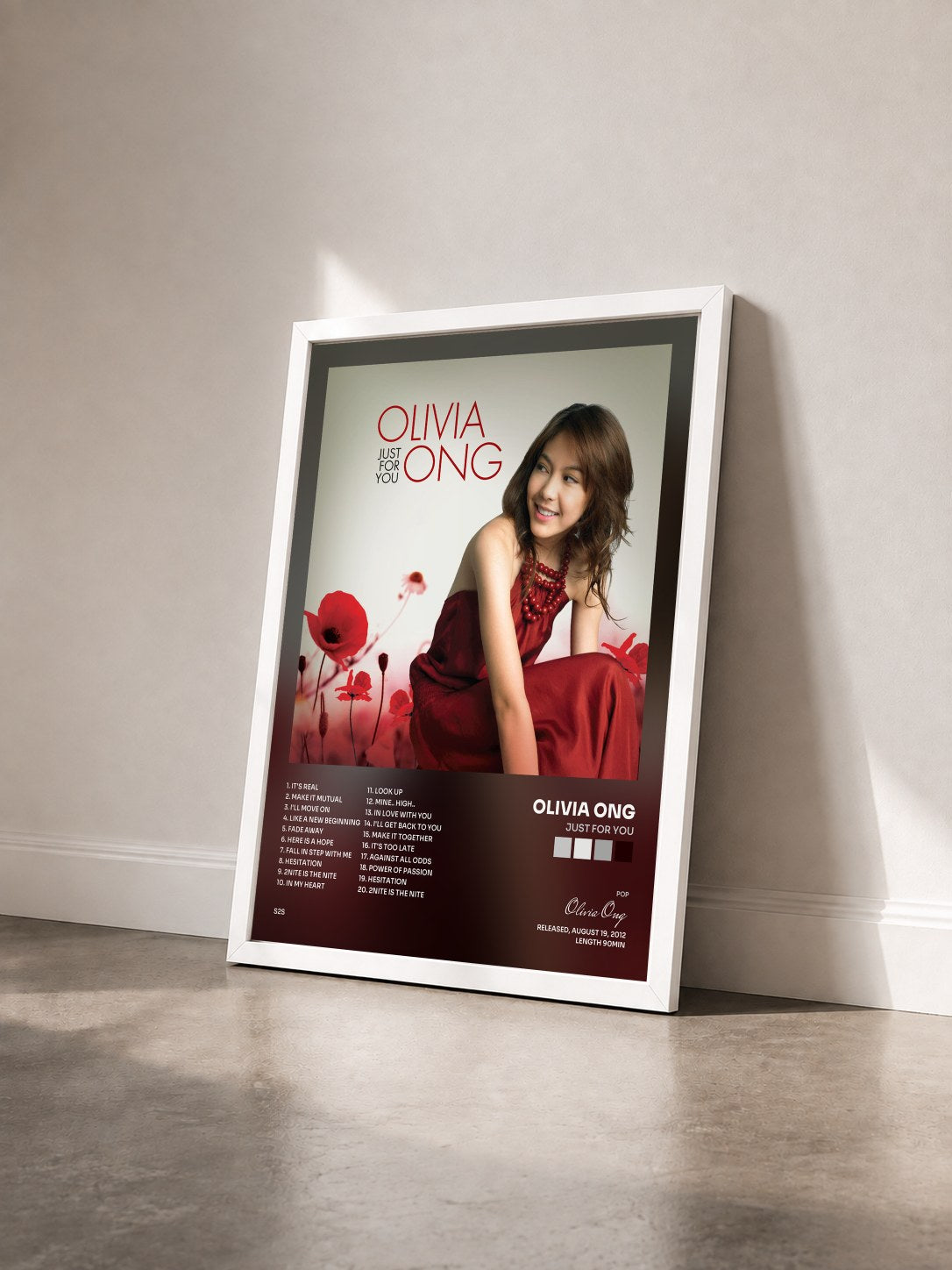 #blanc Tableau de l'album Just for You de Olivia Ong vu de trois quarts, cadre blanc
