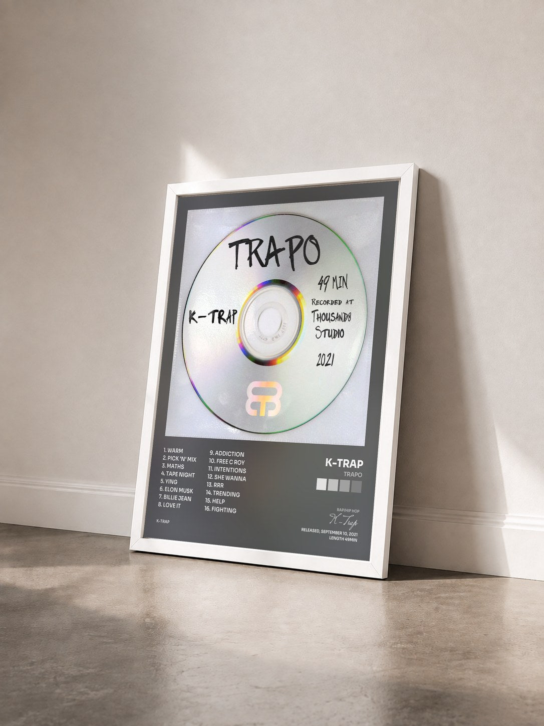 #blanc Tableau de l'album Trapo de K-Trap vu de trois quarts, cadre blanc