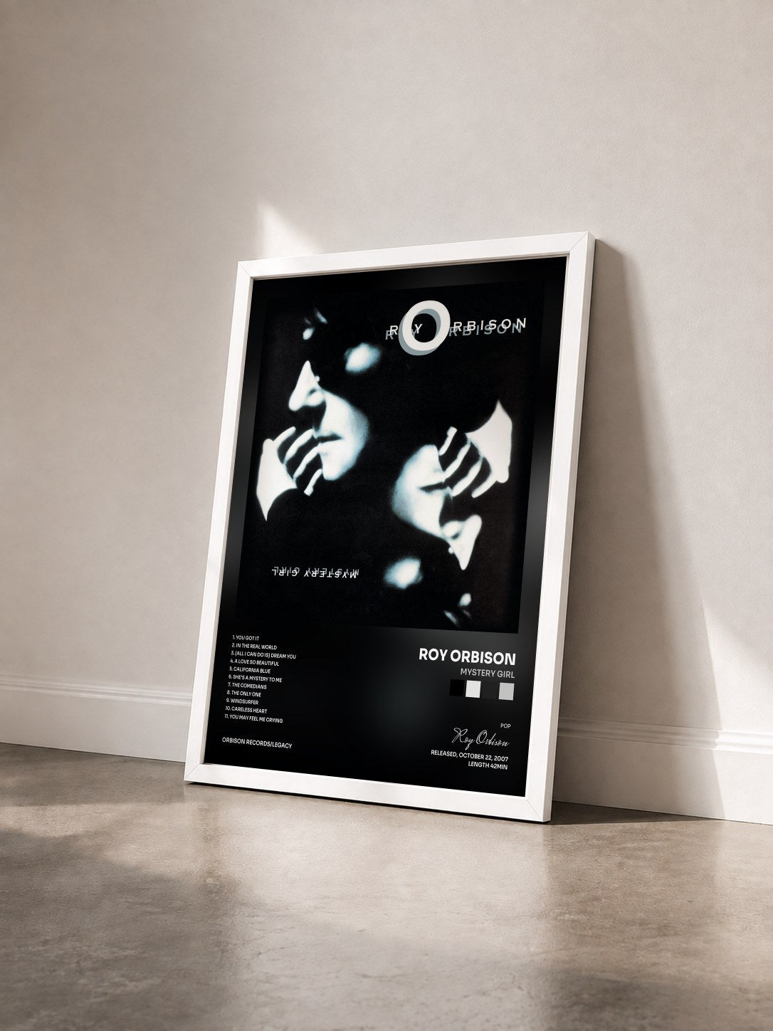 #blanc Tableau de l'album Mystery Girl de Roy Orbison vu de trois quarts, cadre blanc