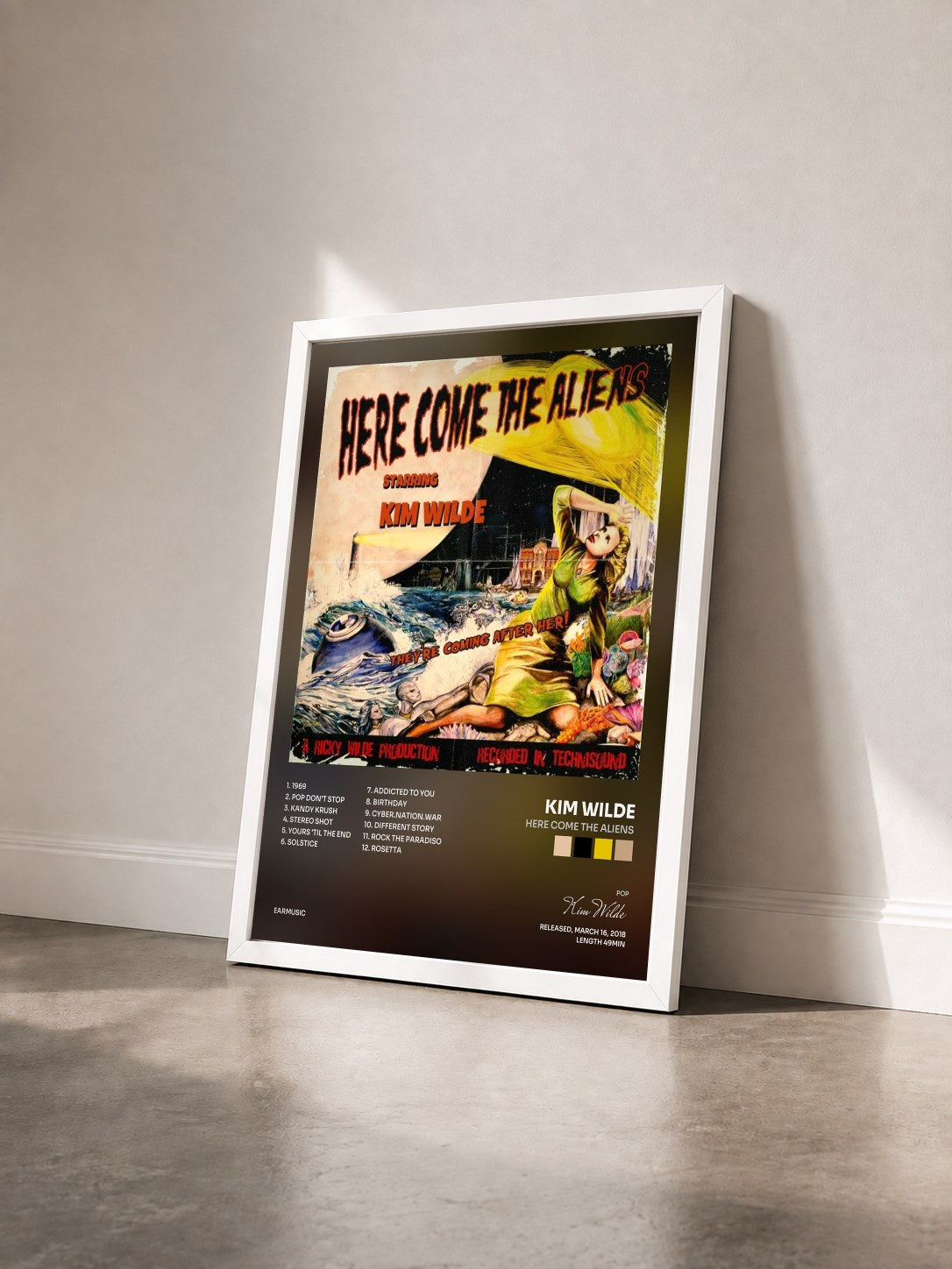 #blanc Tableau de l'album Here Come the Aliens de Kim Wilde vu de trois quarts, cadre blanc