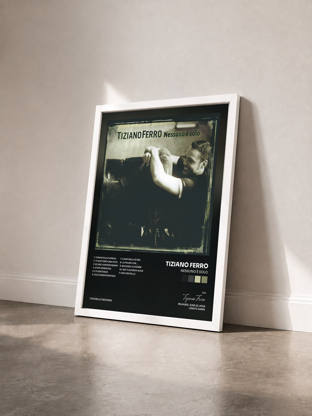 #blanc Tableau de l'album Nessuno è solo de Tiziano Ferro vu de trois quarts, cadre blanc