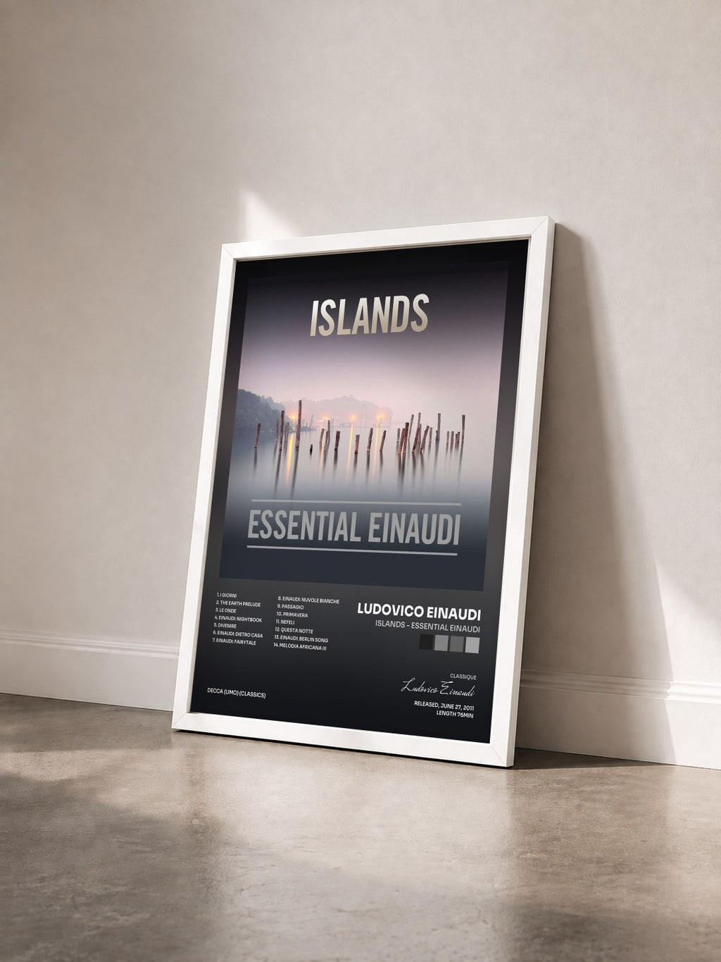 #blanc Tableau de l'album Islands - Essential Einaudi de Ludovico Einaudi vu de trois quarts, cadre blanc