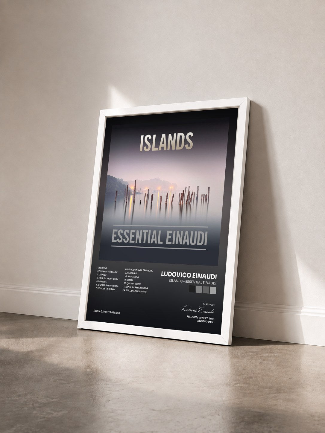 #blanc Tableau de l'album Islands - Essential Einaudi de Ludovico Einaudi vu de trois quarts, cadre blanc