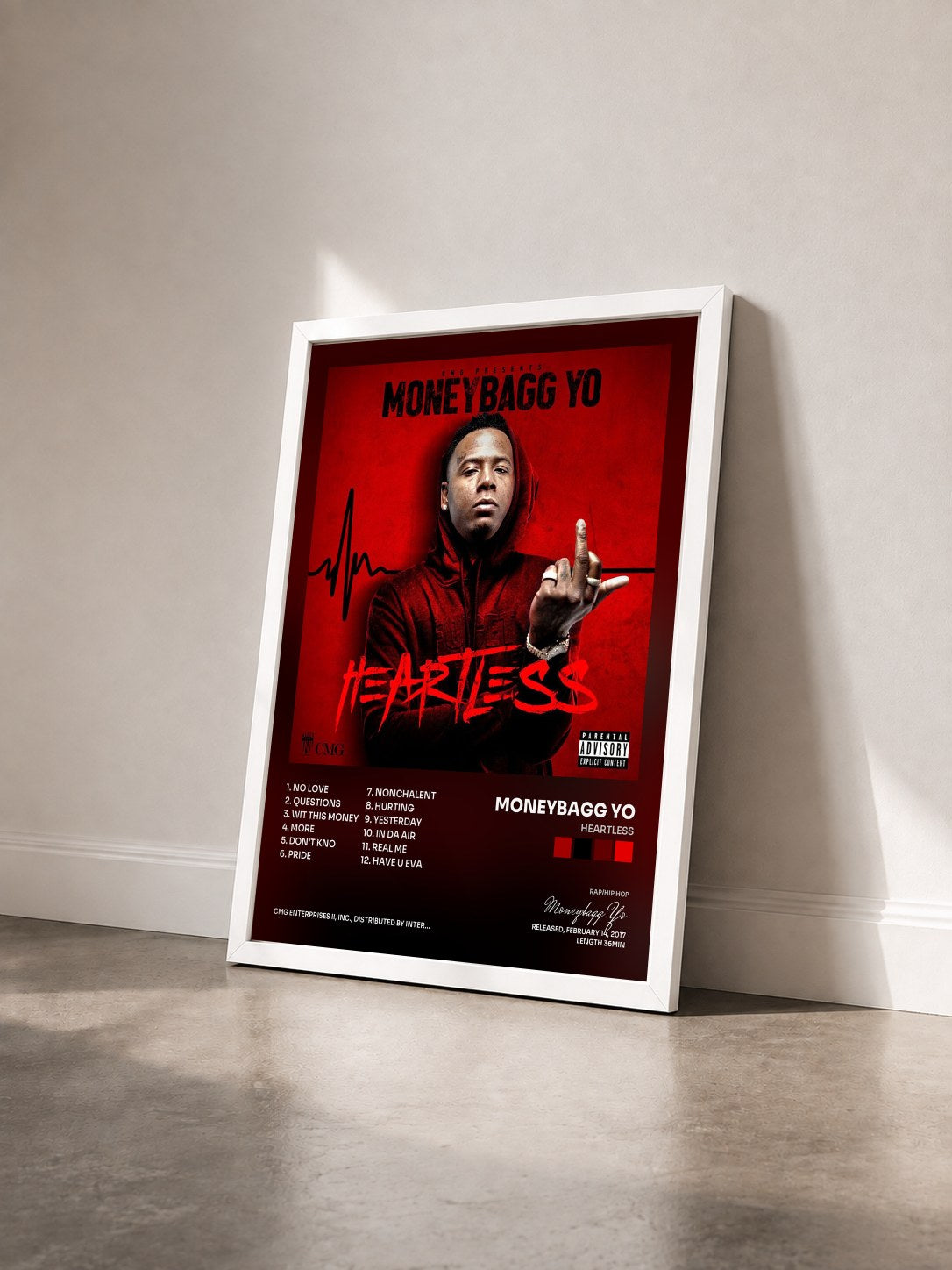 #blanc Tableau de l'album Heartless de Moneybagg Yo vu de trois quarts, cadre blanc