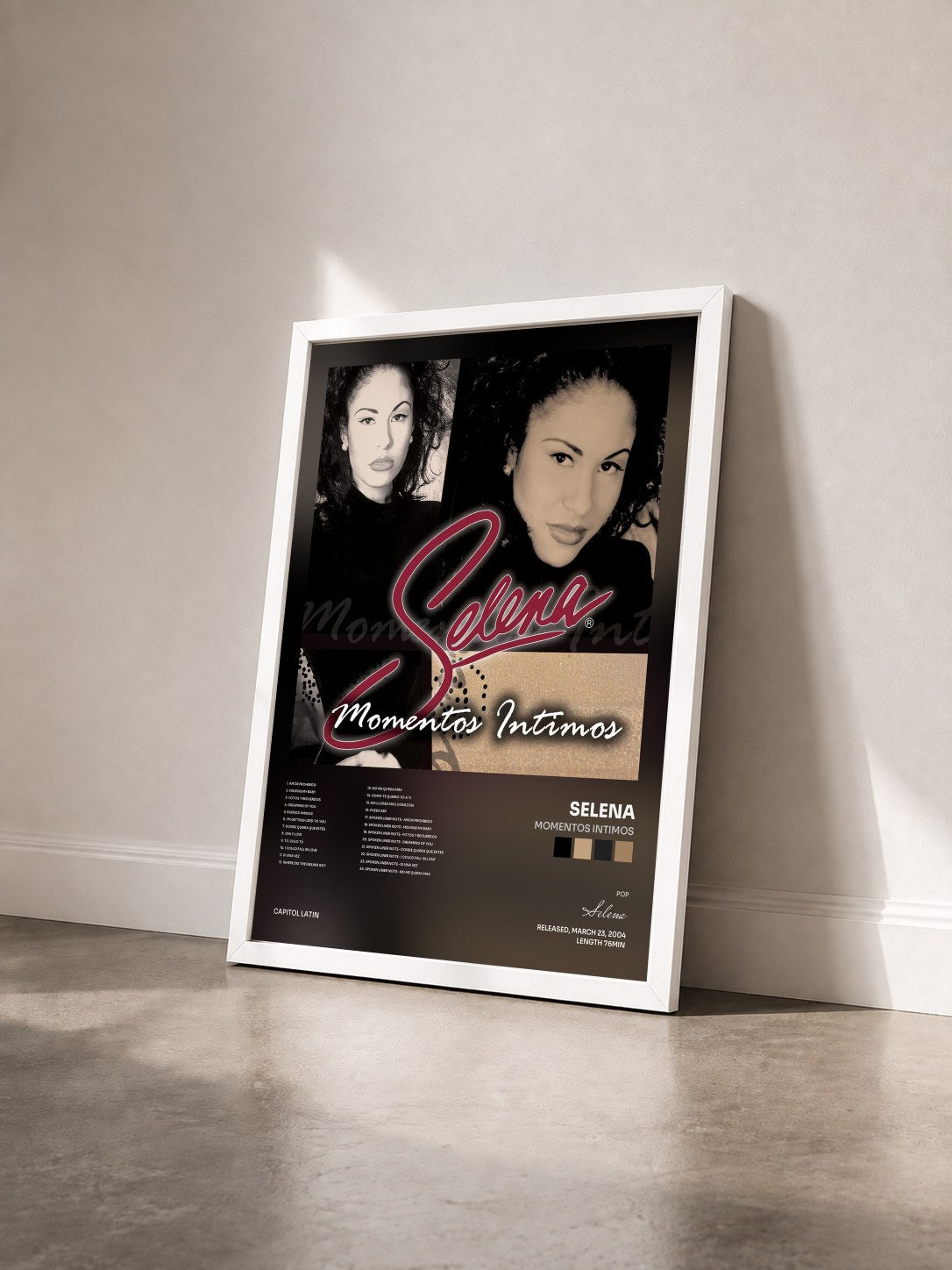 #blanc Tableau de l'album Momentos Intimos de Selena vu de trois quarts, cadre blanc