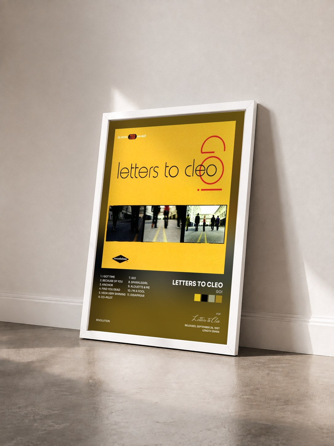 #blanc Tableau de l'album Go! de Letters to Cleo vu de trois quarts, cadre blanc
