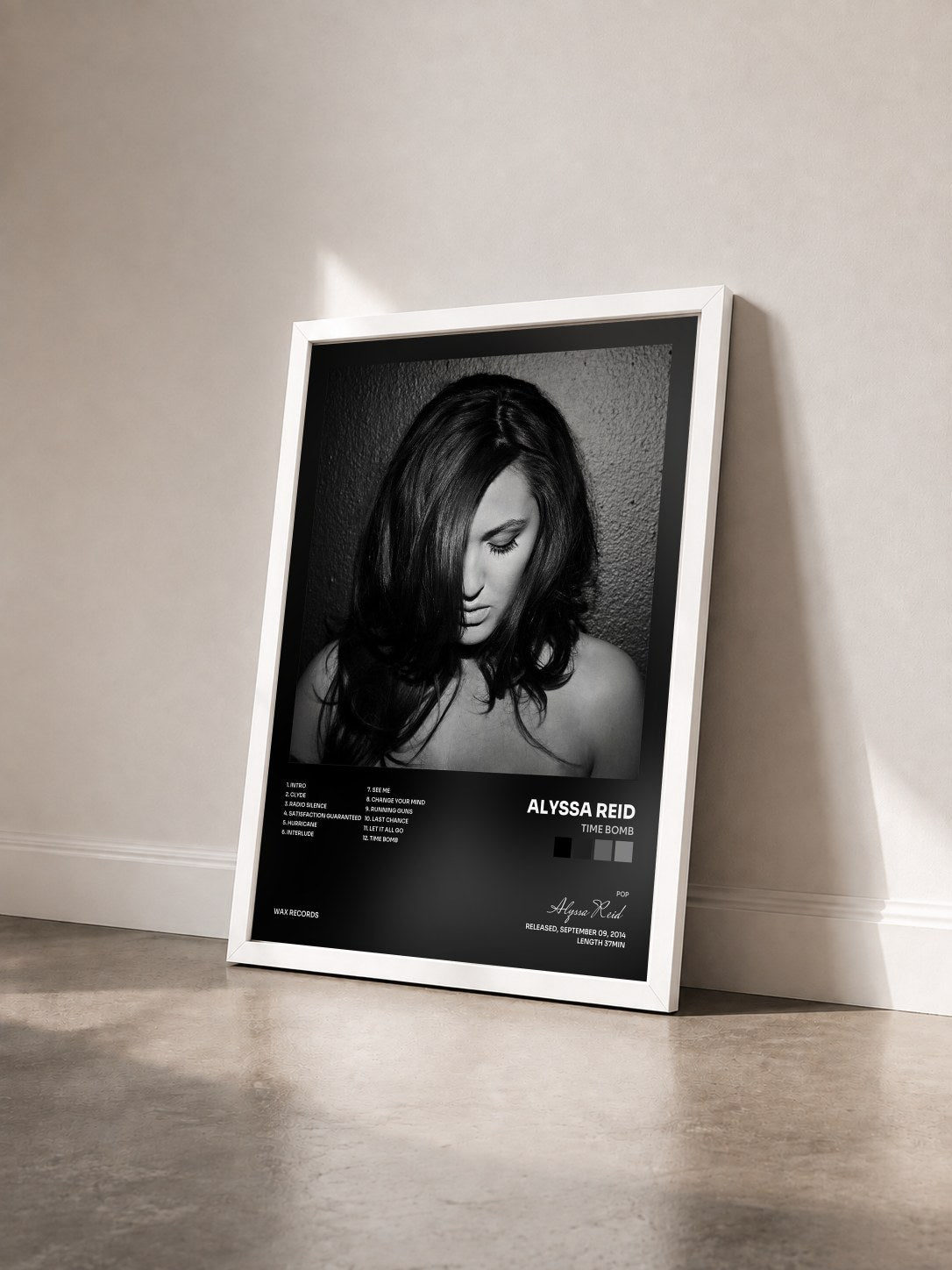 #blanc Tableau de l'album Time Bomb de Alyssa Reid vu de trois quarts, cadre blanc