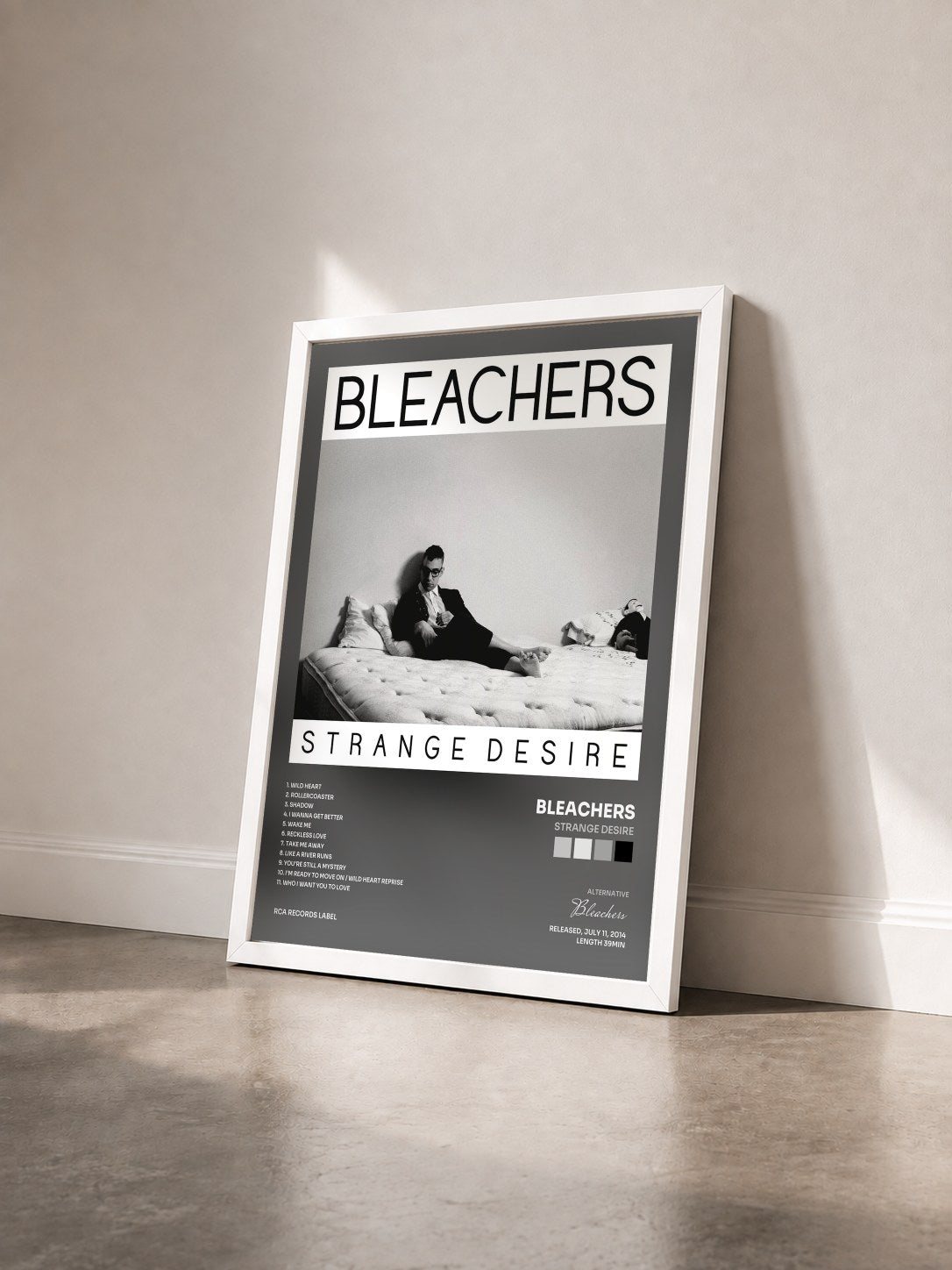 #blanc Tableau de l'album Strange Desire de Bleachers vu de trois quarts, cadre blanc
