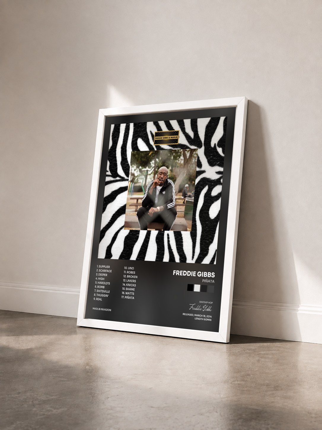 #blanc Tableau de l'album Piñata de Freddie Gibbs vu de trois quarts, cadre blanc