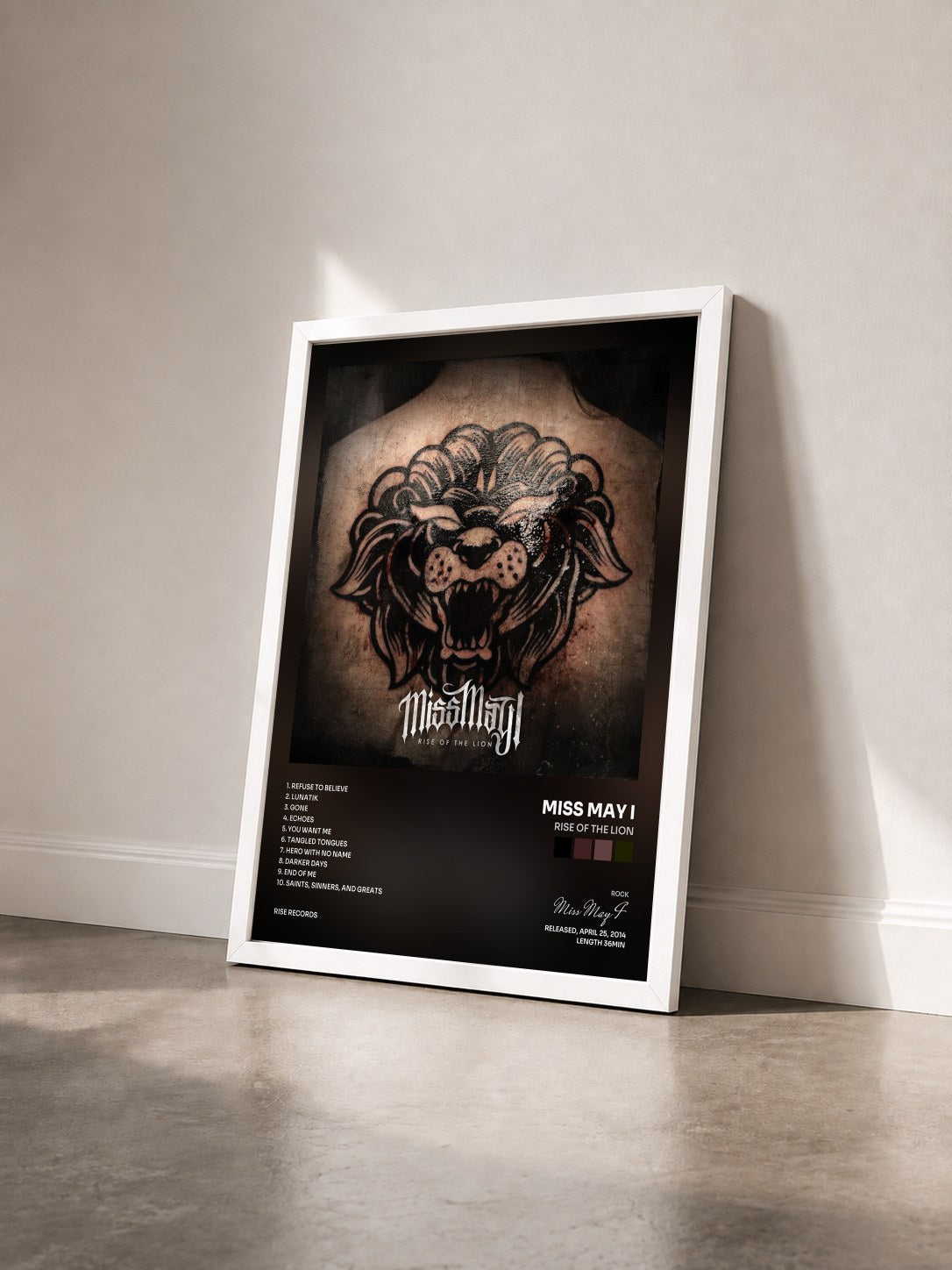 #blanc Tableau de l'album Rise of The Lion de Miss May I vu de trois quarts, cadre blanc