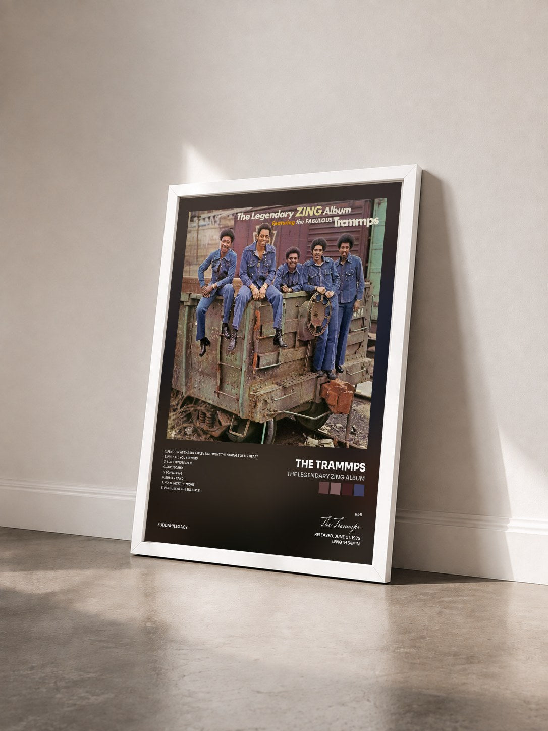 #blanc Tableau de l'album The Legendary Zing Album de The Trammps vu de trois quarts, cadre blanc