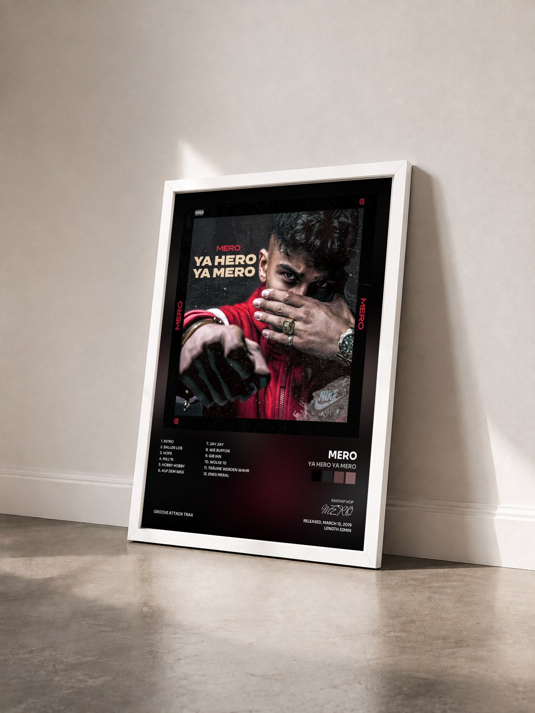 #blanc Tableau de l'album YA HERO YA MERO de MERO vu de trois quarts, cadre blanc