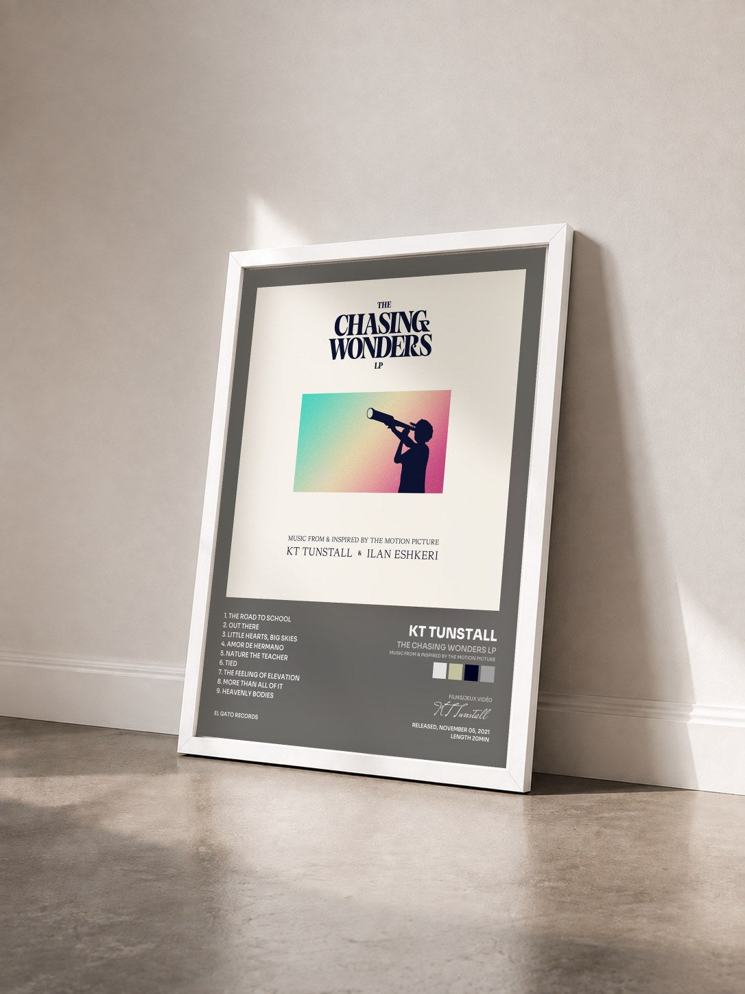 #blanc Tableau de l'album The Chasing Wonders LP (Music From & Inspired By The Motion Picture) de KT Tunstall vu de trois quarts, cadre blanc